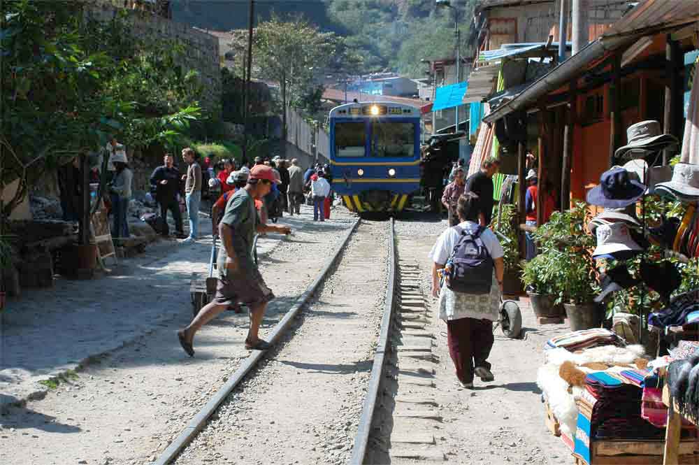 106 - Peru - Aguas Calientes, vias y tiendas